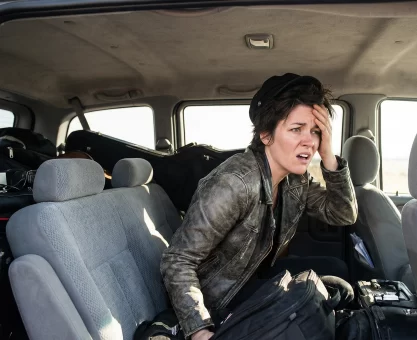 Female pop singer hitting her head on the roof of a minivan during tour travel causing a sudden head and neck injury